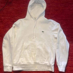 Lacoste tracksuit / Dress - Säljer ett par vita mjukisbyxor från Lacoste med elastisk midja och dragsko. Byxorna har en liten broderad logga på sidan och är perfekta för en avslappnad stil. De är gjorda i mjukt material för extra komfort. 🌟🌟🌟📦Köpte byxorna för 1699kr och tröjan för 1799kr ⭐️⭐️⭐️⭐️⭐️storlek S-M 
