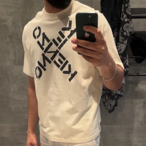 Oversized beige kenzo t shirt - Helt ny aldrig använt. Köpt från room 1006 Emporia. Oversized passform. Ord pris 1299kr