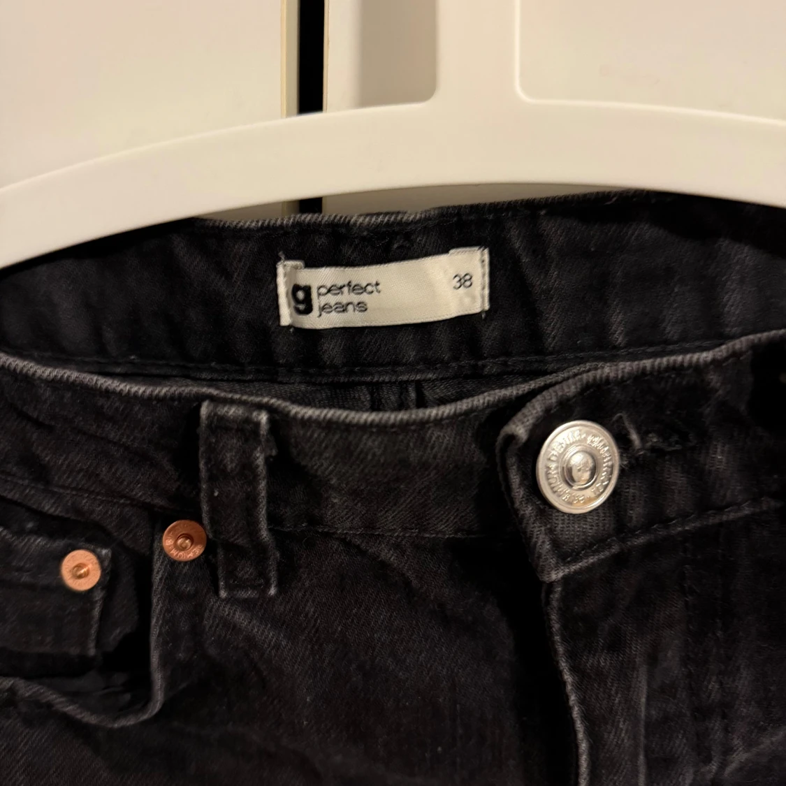 Svarta jeans med slitningar - 2