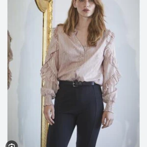 Blus från Rue de Femme  - Blus från Rue de femme, strl M. Är i polyester.  Oanvänd, inget att anmärka på. Fantastisk fin!                                                                     Djur och rökfritt hem 