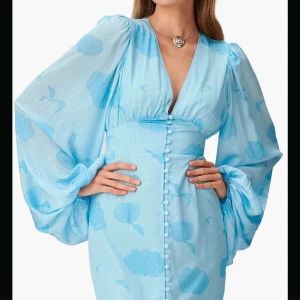 Positano dress från Adoore  - Ljusblå klänning från Adoore i modellen ”Positano”☀️ köptes för 2,5 år sedan ungefär så detta mönster går inte att köpa längre! Nypriset var 1700kr, endast använd 1 gång på ett bröllop❤️