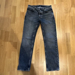Grå jeans från Neuw - Snygga grå jeans från Neuw med en klassisk femficksdesign. De har en knappgylf och bälteshällor, vilket gör dem perfekta för en avslappnad stil. Jeansen har en rak passform och är tillverkade i ett slitstarkt material. Nypris 1600kr, använda 2-3 gånger. W30 L32