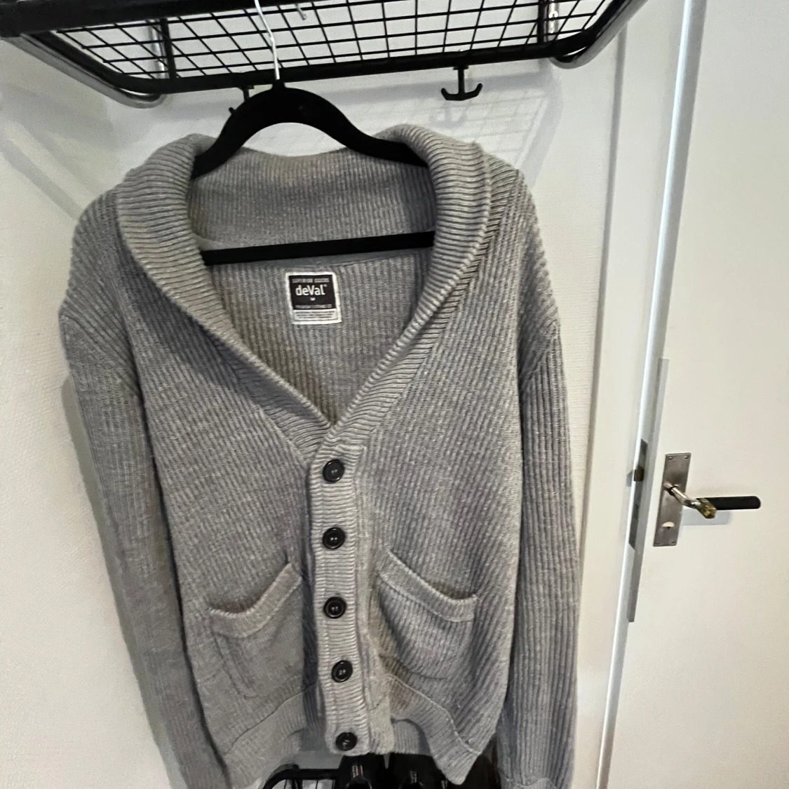 Grå ribbad kofta från deVal