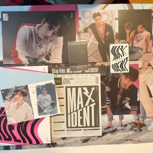 Stray kids Maxident Album - Stray Kids mini album 'MAXIDENT' med fotobok, affisch och photocards. 3 photocards! (Skriv om man vill veta vilka photocards det är!) MAN FÅR MED FREEBIES! (Skicka gjärna vet eran bias är så att man kan får lite mer specifika freebies!)