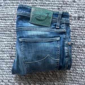 JACOB COHEN JEANS  - Jacob Cohen Jeans - Storlek: 33, Benlängd 101cm, midja 43cm - Modell: 622, Slim fit passform - Nypris 5000kr - deluxecloset
