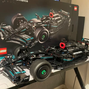 LEGO Technic Mercedes-AMG F1 W12 E Performance - Säljer en LEGO Technic modell av Mercedes-AMG F1 W12 E Performance. Byggsatsen är detaljerad med svarta och turkosa färger och har realistiska funktioner som rörliga delar och autentiska dekaler. Perfekt för Formel 1-entusiaster och LEGO-samlare.