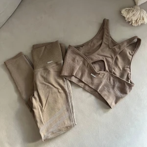 Tights och sport bh från Aimn - Storlek S, använt men bra skick 🌸