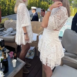 Studentklänning  - Säljer nu min studentklänning. Utsprungligen från H&M men har sytt upp ärmarna och gjort den kortare hos skräddare💕