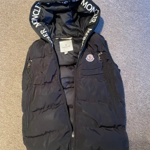  Moncler Väst svart - Säljer min Monclerväst storlek XS. Den är i bra skick och passar perfekt nu till våren. Fråga gärna för fler bilder. 