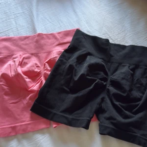 Svarta och rosa träning shorts  - Två par shorts i svart och rosa, råka köpa dubbelt så aldrig använda! Man köper båda för 40kr! Obs man kan inte köpa ett par utan bara båda🩷