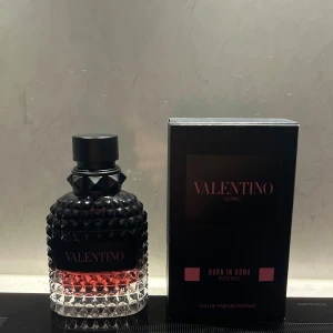 Valentino Uomo Born in Roma Intense - Säljer en lyxig parfym från Valentino, Uomo Born in Roma Intense. Flaskan är 50ml och box tillkommer.