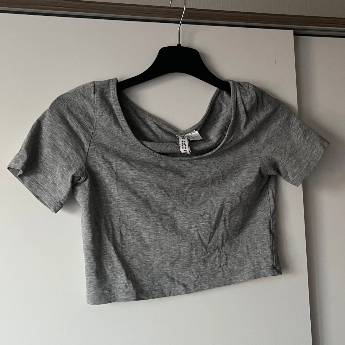 Grå croppad topp från H&M Divided