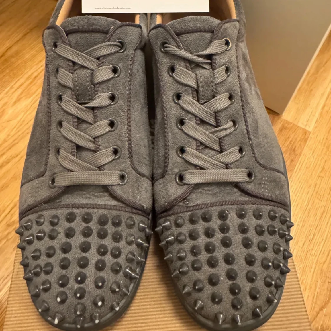 Grå sneakers med nitar från Christian Louboutin - 2