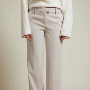 Kostymbyxor - Säljer mina fina kostymbyxor som använts typ 3-4 gånger så väldigt fin i kvaliten. Köptes för 2 månader sedan men va inte riktigt min stil. Ganska små i storlek, är vanligtvis storlek 38. Pris kan alltid diskuteras 💓