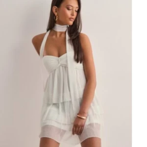 Studentklänning  - Säljer denna fina studentklänning från Nelly då jag hittat en annan :) Klänningen har fortfarande prislapp kvar och är aldrig använd. Från Nellys nya kollektion!💕