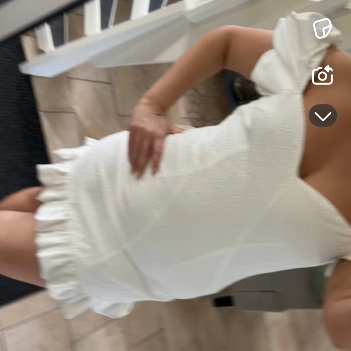 Vit offshoulder klänning med volang - 1