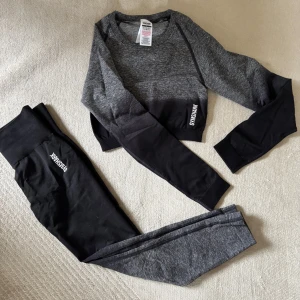 Gymshark set - Svart/grått det från gymshark med tröja och tights, Stl S på tröja och XS på tights 🖤