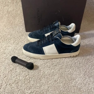 Mörkblå Valentino flycruwe  - Tjena, säljer ett par extremt eftertraktade mörkblå valentino flycruwe skor i nästan ny skick. Alla nitar sitter kvar. Allt og ingår. Hör gärna av er vid fler frågor. Mvh