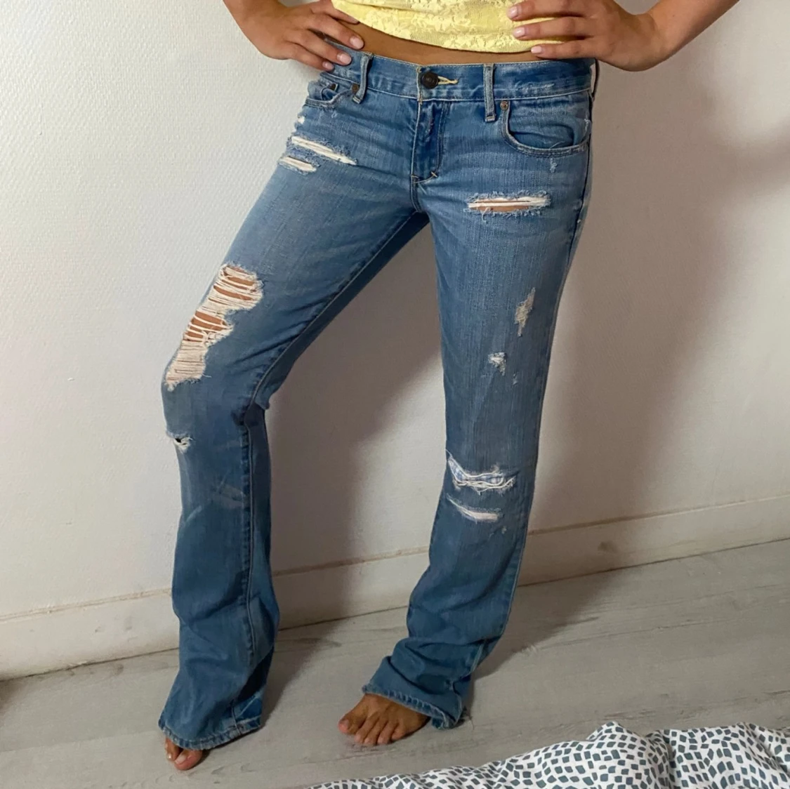 Lågmidjade slitna jeans - 1