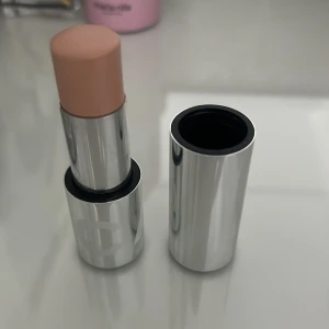 BB-Stick från Caia Cosmetics - Snygg BB-stick från Caia Cosmetics i nyansen 20C. Kommer i en stilren silverfärgad hylsa. Perfekt för en jämn och naturlig bas. Säljer då jag köpte i fel färg. Produkten har testats en gång på min hand.