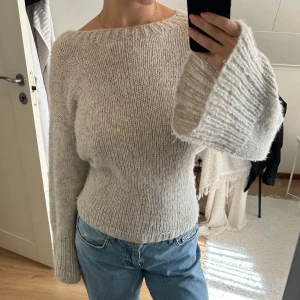 Stickad tröja - Grå hemma stickad tröja, med vida armar. Ingen storlek men skulle säga att den är S! 