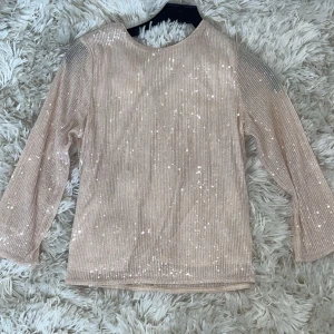 Glittrig fest topp - Den perfekta glittriga toppen när man vill känna sig lite extra💕💕 Armarnas längd syns bäst på sista bilden, de ska vara lite längre än trekvart arm