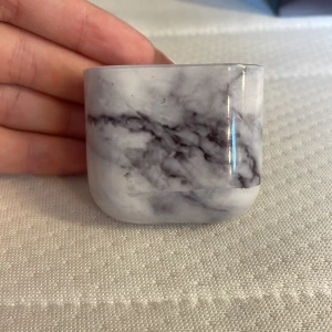 Marmormönstrat fodral för AirPods  - Snyggt marmormönstrat fodral för airpods. Perfekt för att skydda dina hörlurar med stil. Fodralet har en slät yta och en öppning för laddningskabel.