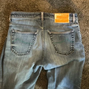 Jacob Cohen - Snygga blå jeans från Jacob Cohen med klassisk femficksdesign och en läderpatch baktill. Tillverkade i Italien med en stilren tvätt och subtila slitningar för en modern look.