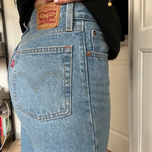 Levis 501 jeans i ljusblå denim - Säljer ett par klassiska Levis 501 jeans i ljusblå denim. De har en rak passform och är högmidjade med den ikoniska Levis-lappen på baksidan. Perfekta för en avslappnad stil.🦋💙