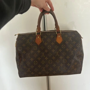 Louis vuttion speedy 35 - Intressekoll på min super fina louis vuttion väska i bra skick. Skriv vid intresse och för fler bilder💘
