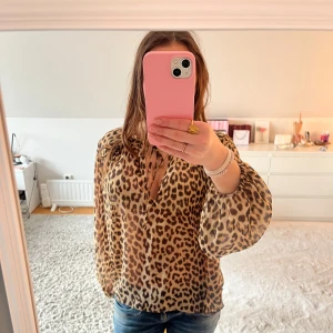 Vacker leopard blus - Köpt i slutet av sommaren men aldrig använd då jag tyckte det blev för kallt med den på hösten men den är så vacker🤍🍸 Storlek XS och som ny. KOLLA GÄRNA IN MINA ANDRA INLÄGG DÅ JAG SKA TILL USA OCH VILL GÄRNA FÅ SÅLT ALLT