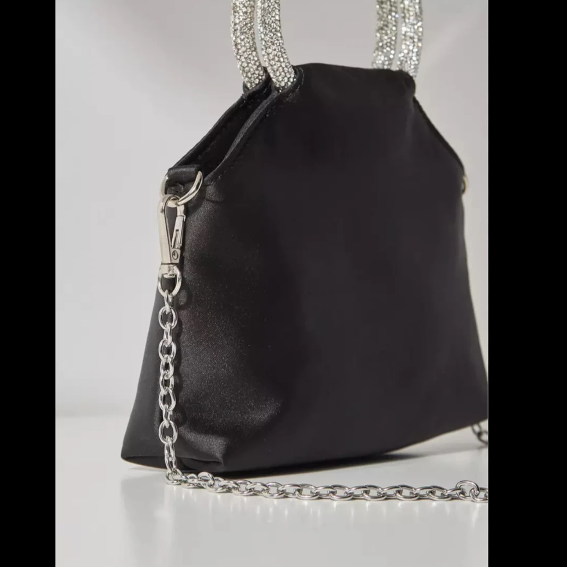 Svart kuvertväska med glittriga detaljer - 2