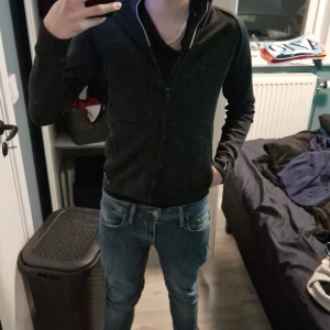 Svart jacka från 217 - Säljer en stilren svart jacka från 2117. Jackan har en dragkedja framtill och är långärmad. Perfekt för en casual look. 🖤