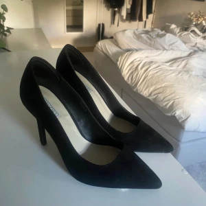 Svarta Pumps - Svarta mocka pumps från Nly shoes, använda fåtal gånger, fint skick 