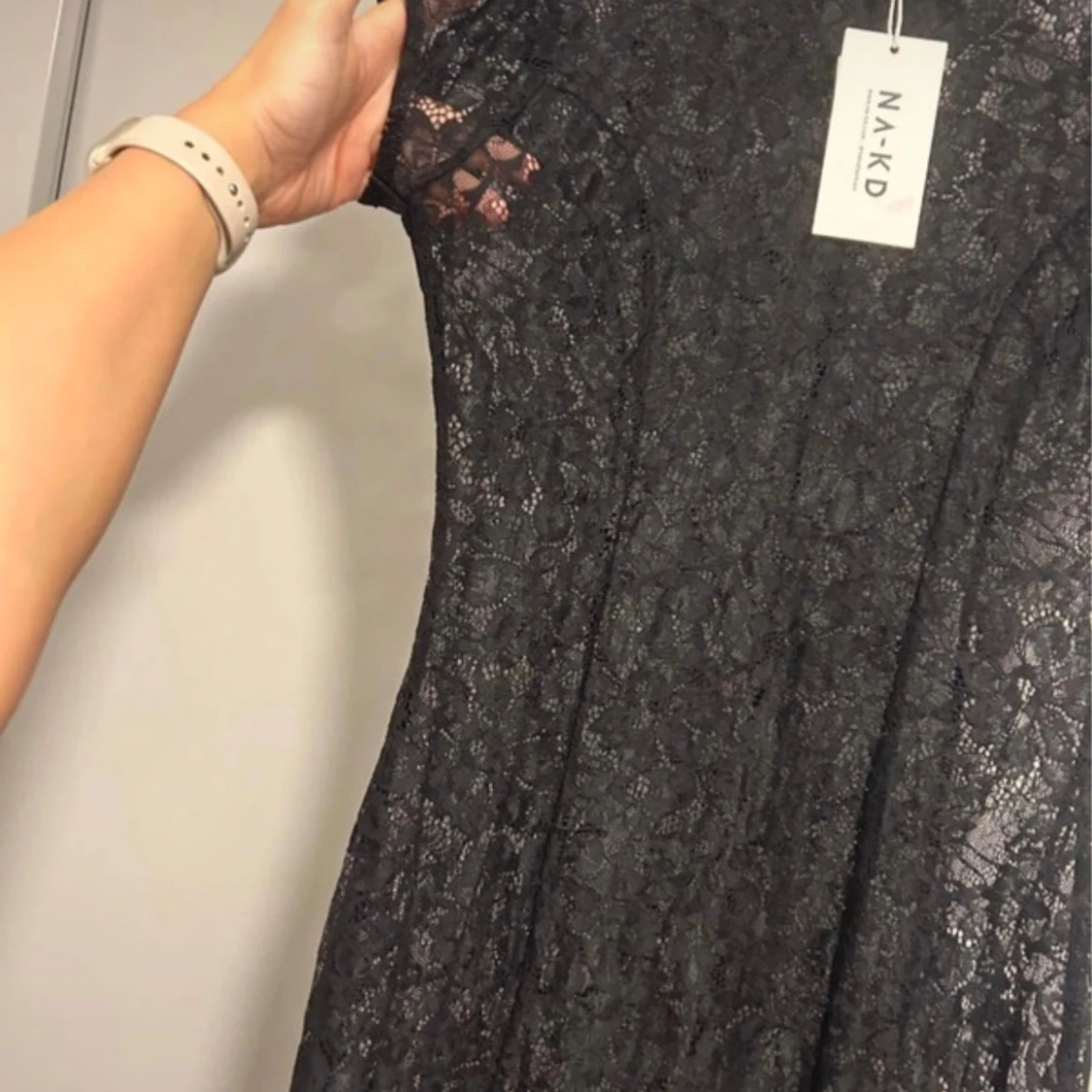 Svart spetsklänning från NA-KD
