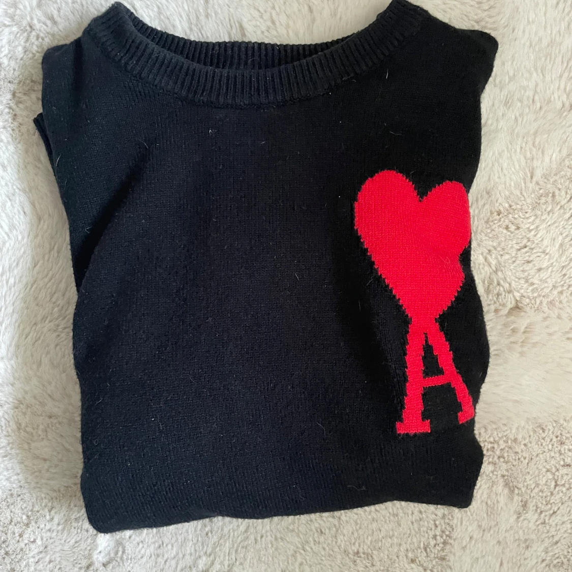 Svart tröja med rött hjärtmönster från Ami - 4
