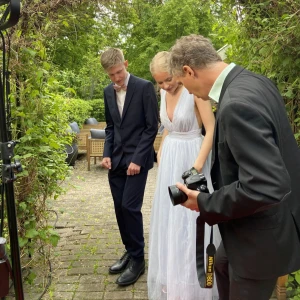 Ljusblå långklänning med öppen rygg - Säljer nu min gamla balklänning!! En ljusblå långklänning med djup v-ringning och öppen rygg, som har två band som man kan knyta en rosett med (se sista bilden) 🎀Den har effekter, i form av en sminkfläck och små hål på släpets baksidan av, skriv privat vid bild💙