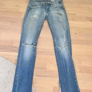 Blå jeans från Replay - blå låg midjade jeans från Replay med slitna detaljer och broderade bakfickor. De har små hål på baksidan vid fickorna. Jag kan skicka bild på de om det skulle önskas🌸 waist 27 och Length 34
