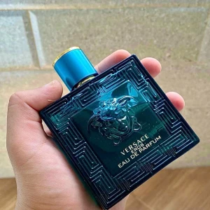 Versace Eros Eau de Parfum - Säljer en Versace Eros Eau de Parfum, använd 1-2 gånger bara, fick i födelsedagspresent men tyckte inte riktigt att doften är något jag tycker om. Hör av er gärna vid intresse och tveka inte att fråga. OBS!! kunden står för frakten.