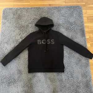 Svart hoodie från Boss - Säljer en boss hoodie för den då ej används.