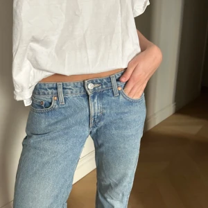 Jeans  - Lågmidjade jeans från weekday i modellen arrow 💗