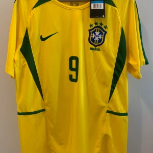 Ronaldo (R9) Tröja 2002 - Säljer en Ronaldo fotbollströja från 2002. Helt ny och oanvänd med lappen kvar! Storlek M Har ni några frågor är det bara att höra av er! Pris kan diskuteras vid snabb affär.