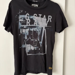 Gstar tshirt  - Skön gstar tisha med tryck  i mörkblå/svart färg vintage, storlek M men passar mer S. Skriv vid frågor!