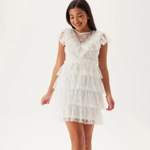 Vit klänning - Perfekt till studenten. Aldrig använd och den har prislapp kvar. Kostar 899 på bubbleroom.❤️❤️