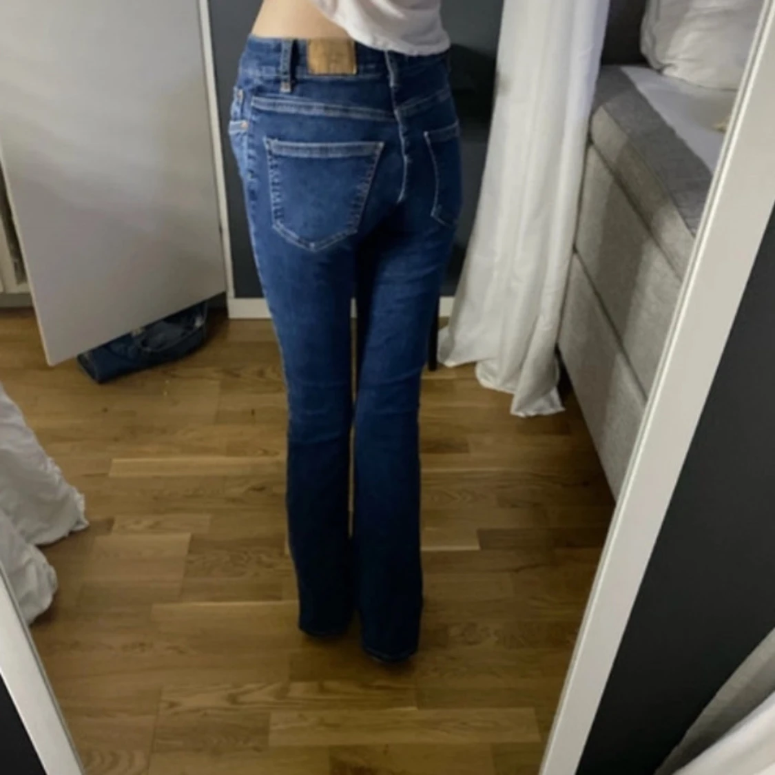 Blå bootcut jeans från gina tricot - 1