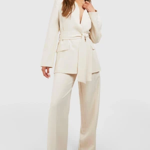 Beige kavaj med bälte från Boohoo - Elegant beige kavaj set 🩵🐚