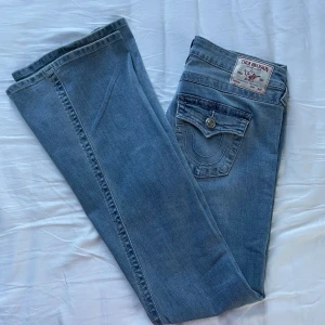 True Religion Joey Bootcut Jeans - Säljer dessa NYSKICK true religion bootcut jeansen då jag insåg att jag köpt fel storlek efter att jag slängde lapparna 💔 Helt oanvända förutom när jag provade dem. PRIS DISKUTERBART!!! VILL BLI AV MED DEM!!!!
