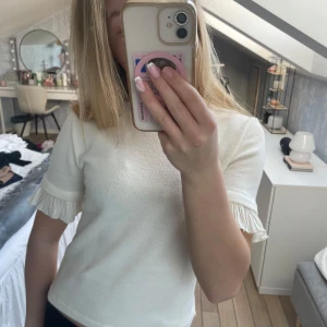 Vit topp från Zara🩷 - Säljer en stilren vit topp med korta volangärmar. Perfekt för en chic och enkel look. Toppen har en mjuk och bekväm passform.💘💘💘💘