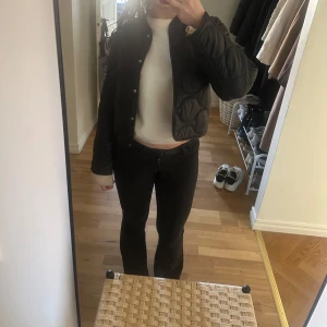 Svart quiltad jacka - Säljer en svart quiltad jacka med knappar från mango som är super populär . Jackan har en normal passform och är perfekt för höst och vår. 