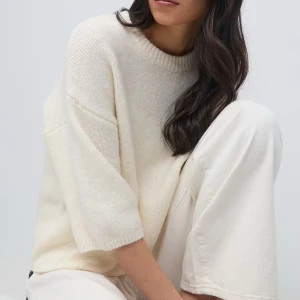 Stickad tröja - Krämvit stickad tröja med rund hals och trekvartsärmar. Helt ny med prislapp kvar. Säljer då jag glömde returnera den!